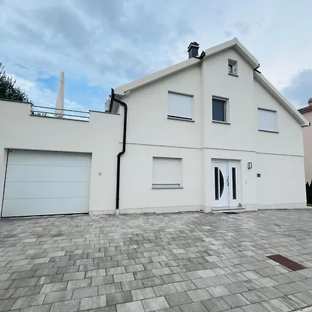 Julia شقة تروغير