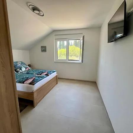 Julia شقة تروغير